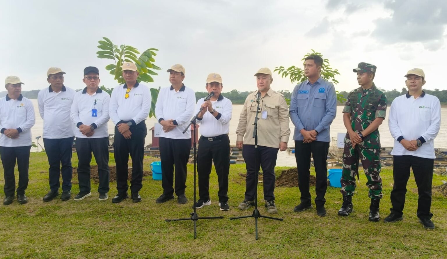 Gubernur Jambi Al Haris bersama Staf Ahli Menteri Lingkungan Hidup Ir. Nur Adi Wardojo saat penanaman serentak bibit pohon di sempadan Sungai Batanghari, Kabupaten Muaro Jambi