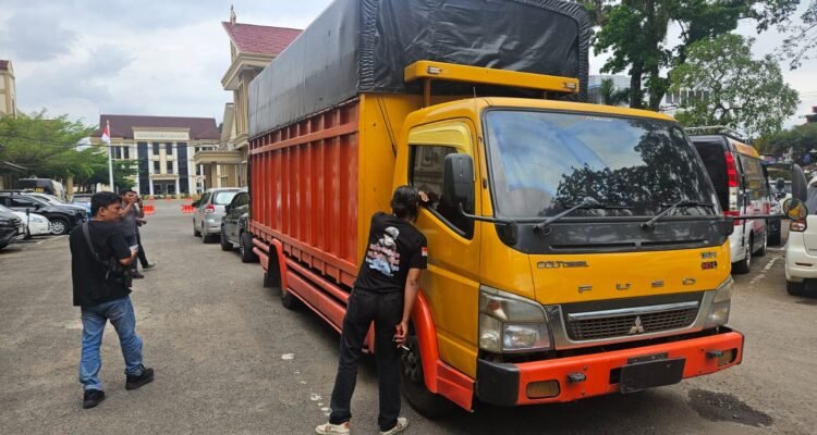 Truk pengangkut BBM ilegal yang diamankan Ditreskrimsus Polda Jambi