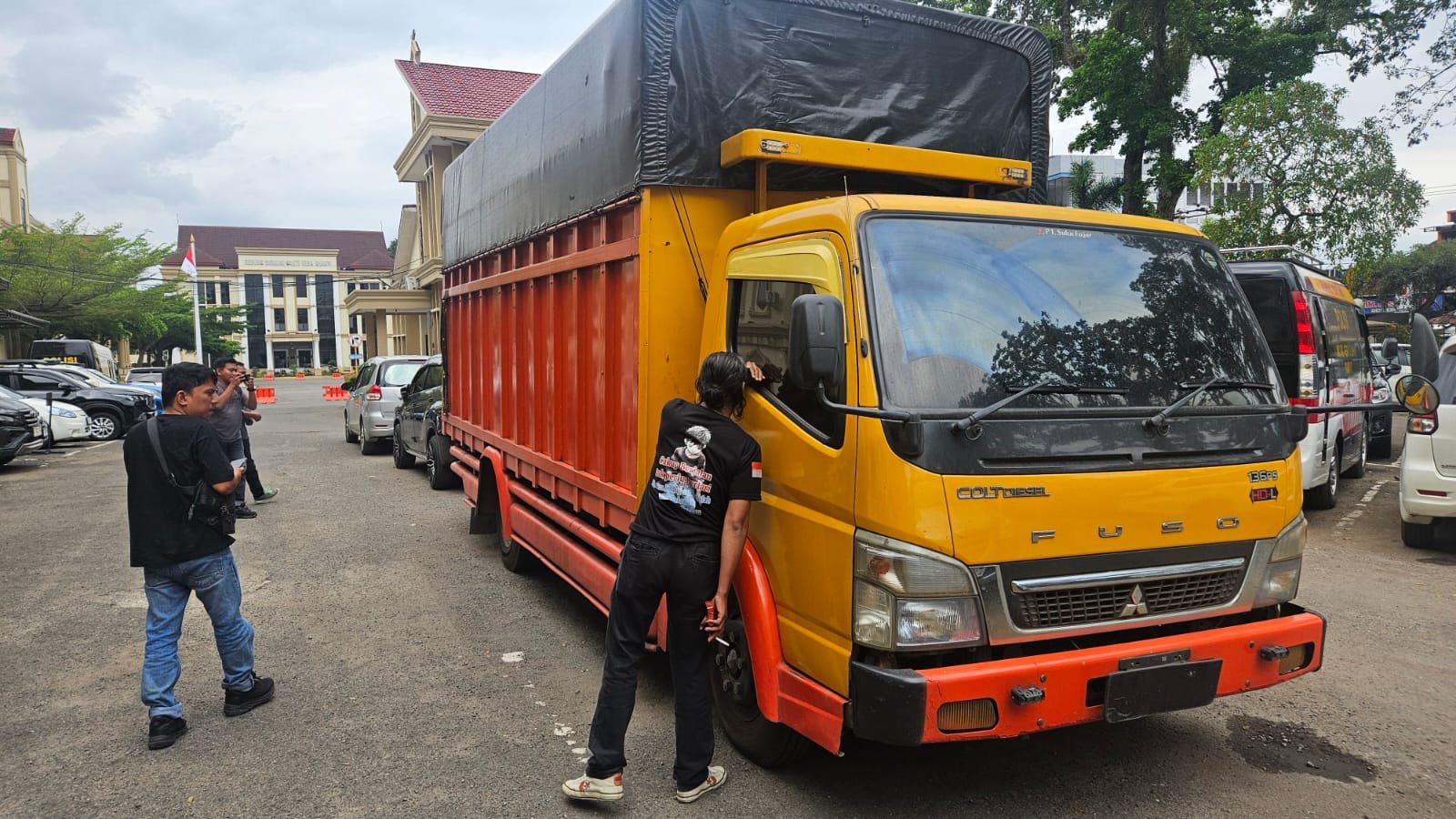 Truk pengangkut BBM ilegal yang diamankan Ditreskrimsus Polda Jambi