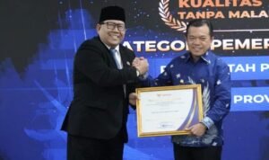 Gubernur Jambi Al Haris saat menerima penghargaan peringkat I nasional di kantor Ombudsman RI Gubernur Jambi Al Haris saat menerima penghargaan peringkat I nasional di kantor Ombudsman RI