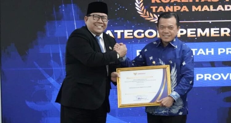 Gubernur Jambi Al Haris saat menerima penghargaan peringkat I nasional di kantor Ombudsman RI