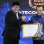 Gubernur Jambi Al Haris saat menerima penghargaan peringkat I nasional di kantor Ombudsman RI