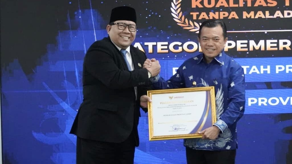 Gubernur Jambi Al Haris saat menerima penghargaan peringkat I nasional di kantor Ombudsman RI