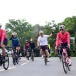 Kapolda Jambi Irjen Pol. Krisno H. Siregar dan Wakapolda Jambi Brigjen Pol. M. Mustaqim saat bersepeda bersama insan pers ke Kawasan Cagar Budaya Nasional (KCBN) Muaro Jambi