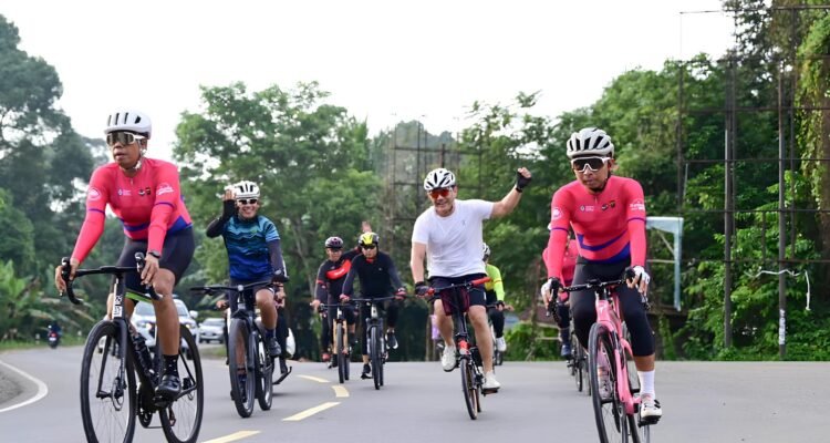 Kapolda Jambi Irjen Pol. Krisno H. Siregar dan Wakapolda Jambi Brigjen Pol. M. Mustaqim saat bersepeda bersama insan pers ke Kawasan Cagar Budaya Nasional (KCBN) Muaro Jambi