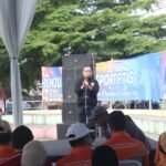 Gubernur Jambi Al Haris saat membuka lomba pacu perahu dalam rangka HUT ke-69 Provinsi Jambi Tahun 2026, di Sanggar Batik Seberang Kota Jambi