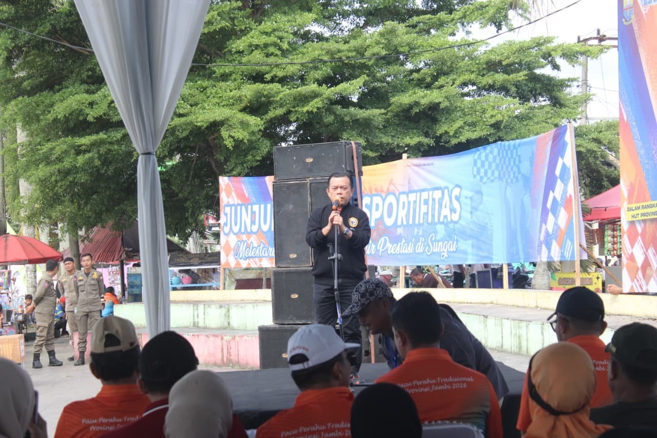 Gubernur Jambi Al Haris saat membuka lomba pacu perahu dalam rangka HUT ke-69 Provinsi Jambi Tahun 2026, di Sanggar Batik Seberang Kota Jambi