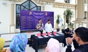 Kabid Humas Polda Jambi Kombes Pol. Erlan Munaji menjelaskan pengungkapan kasus penyalahgunaan pengangkutan bahan bakar minyak (BBM) subsidi jenis solar