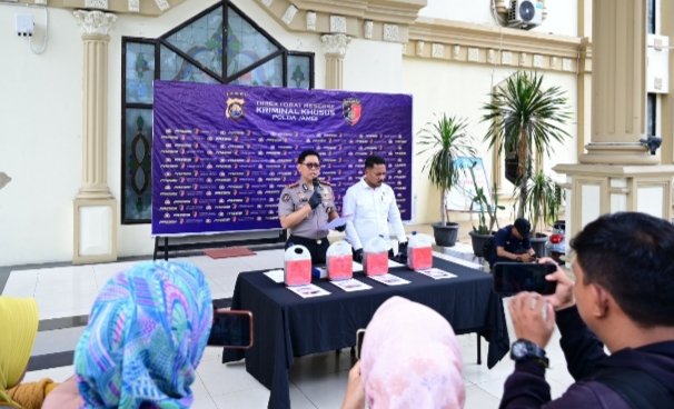 Kabid Humas Polda Jambi Kombes Pol. Erlan Munaji menjelaskan pengungkapan kasus penyalahgunaan pengangkutan bahan bakar minyak (BBM) subsidi jenis solar