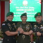 Danrem 042/Gapu Kolonel Inf Nyamin usai sertijab Dandim 0416/Bute dari Letkol Inf Dedi Pungky Irawanto kepada Letkol Inf Yudi Susilo Yudhanto