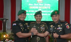 Danrem 042/Gapu Kolonel Inf Nyamin usai sertijab Dandim 0416/Bute dari Letkol Inf Dedi Pungky Irawanto kepada Letkol Inf Yudi Susilo Yudhanto