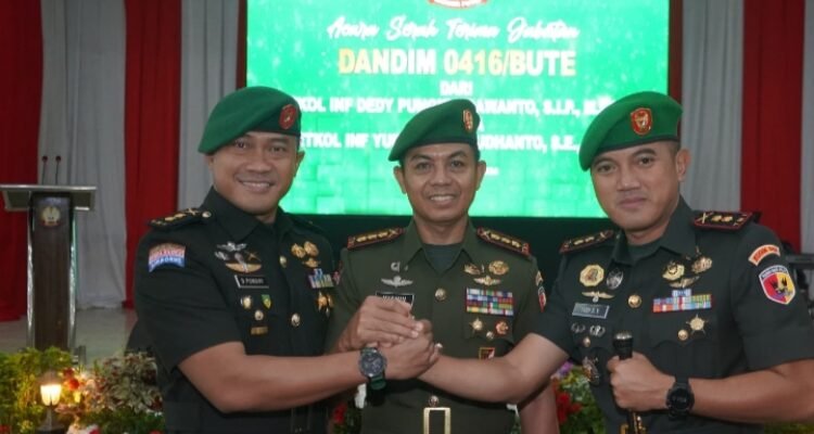 Danrem 042/Gapu Kolonel Inf Nyamin usai sertijab Dandim 0416/Bute dari Letkol Inf Dedi Pungky Irawanto kepada Letkol Inf Yudi Susilo Yudhanto