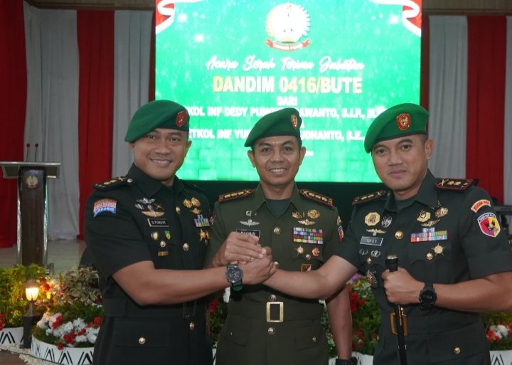 Danrem 042/Gapu Kolonel Inf Nyamin usai sertijab Dandim 0416/Bute dari Letkol Inf Dedi Pungky Irawanto kepada Letkol Inf Yudi Susilo Yudhanto