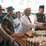 Wakil Gubernur Jambi Abdullah Sani, Komandan Korem 042/Gapu Kolonel Inf. Nyamin, Waka Polda Jambi Brigjen Pol. Beny Ali saat meninjau harga bahan pokok di Pasar Angso Duo