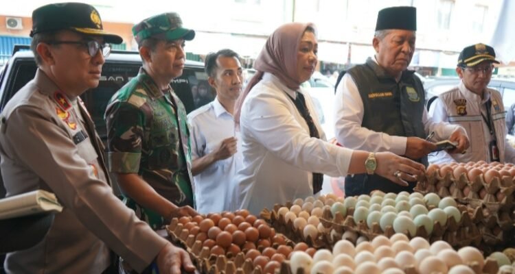 Wakil Gubernur Jambi Abdullah Sani, Komandan Korem 042/Gapu Kolonel Inf. Nyamin, Waka Polda Jambi Brigjen Pol. Beny Ali saat meninjau harga bahan pokok di Pasar Angso Duo