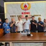Ketua KONI Provinsi Jambi foto bersama pengurus Pengprov Forki Jambi