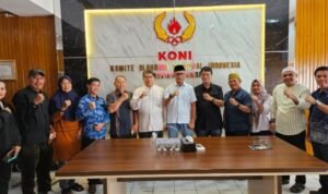 Ketua KONI Provinsi Jambi foto bersama pengurus Pengprov Forki Jambi