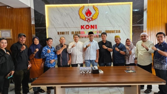 Ketua KONI Provinsi Jambi foto bersama pengurus Pengprov Forki Jambi
