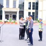 Irwasda Polda Jambi Kombes Pol. Jannus P. Siregar menyematkan tanda operasi kepada personil yang terlibat Operasi Keselamatan Siginjai 2026