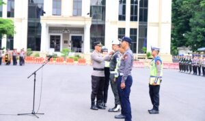 Irwasda Polda Jambi Kombes Pol. Jannus P. Siregar menyematkan tanda operasi kepada personil yang terlibat Operasi Keselamatan Siginjai 2026 Irwasda Polda Jambi Kombes Pol. Jannus P. Siregar menyematkan tanda operasi kepada personil yang terlibat Operasi Keselamatan Siginjai 2026