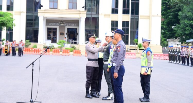 Irwasda Polda Jambi Kombes Pol. Jannus P. Siregar menyematkan tanda operasi kepada personil yang terlibat Operasi Keselamatan Siginjai 2026