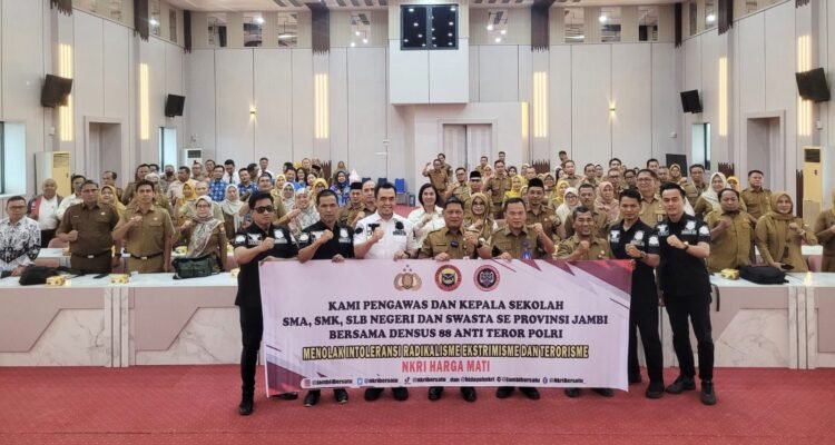 Foto bersama peserta dan pemateri sosialisasi tolak IRET (Intoleransi, Radikalisme, Ekstremisme, dan Terorisme)