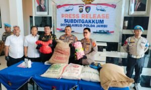 Dirpolairud Polda Jambi, Kombes Pol Dhovan Oktavianton memperlihatkan barang bukti komoditas pertanian dan kebutuhan pokok tanpa sertifikat karantina Dirpolairud Polda Jambi, Kombes Pol Dhovan Oktavianton memperlihatkan barang bukti komoditas pertanian dan kebutuhan pokok tanpa sertifikat karantina