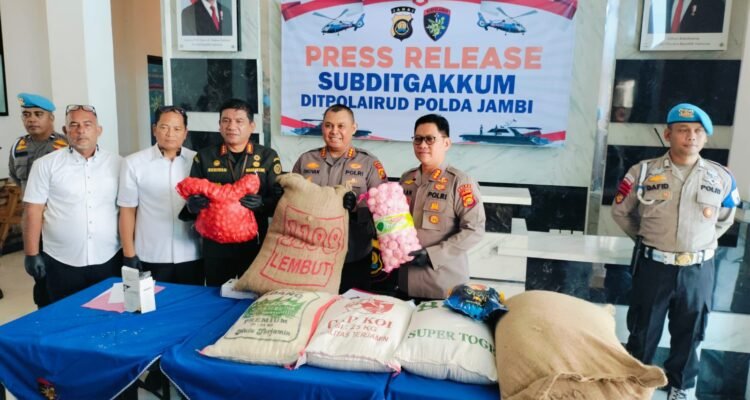 Dirpolairud Polda Jambi, Kombes Pol Dhovan Oktavianton memperlihatkan barang bukti komoditas pertanian dan kebutuhan pokok tanpa sertifikat karantina