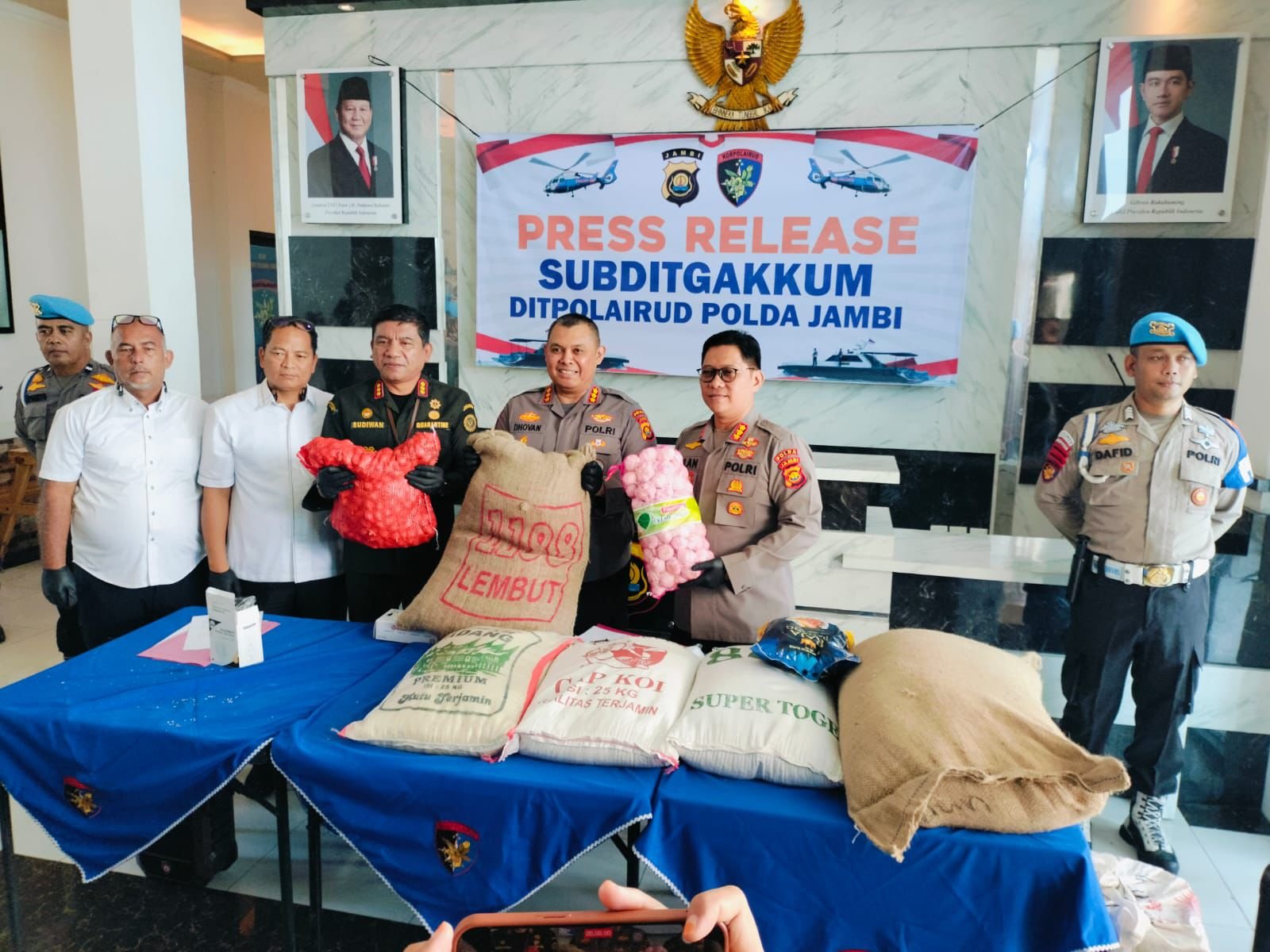 Dirpolairud Polda Jambi, Kombes Pol Dhovan Oktavianton memperlihatkan barang bukti komoditas pertanian dan kebutuhan pokok tanpa sertifikat karantina