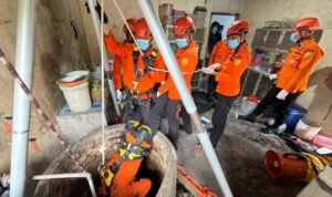 Tim SAR saat mengevakuasi jenazah korban dari dalam sumur Tim SAR saat mengevakuasi jenazah korban dari dalam sumur