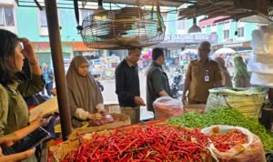 Petugas saat mengecek harga dan ketersediaan bahan pokok di Pasar Angso Duo Jambi Petugas saat mengecek harga dan ketersediaan bahan pokok di Pasar Angso Duo Jambi