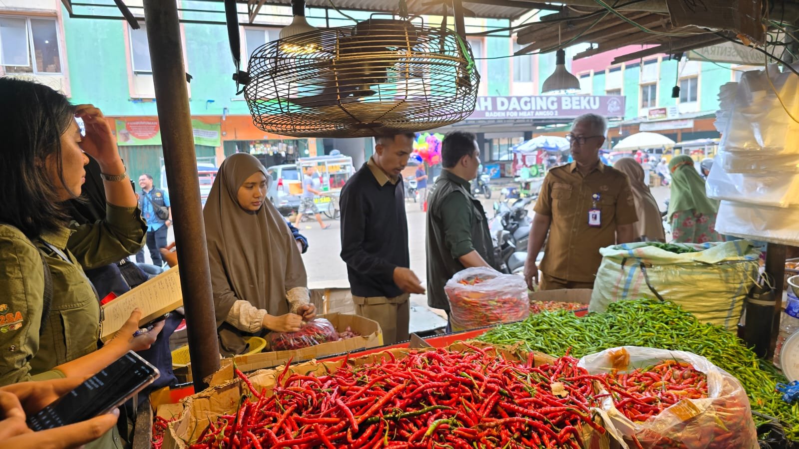 Petugas saat mengecek harga dan ketersediaan bahan pokok di Pasar Angso Duo Jambi