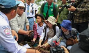 Puluhan pelajar SMA dari beberapa daerah di Indonesia mengikuti rangkaian diskusi interaktif dan field trip yang digelar KLH/BPLH bersama APP Group, melalui unit usahanya PT Wira Karya Sakti (WKS)