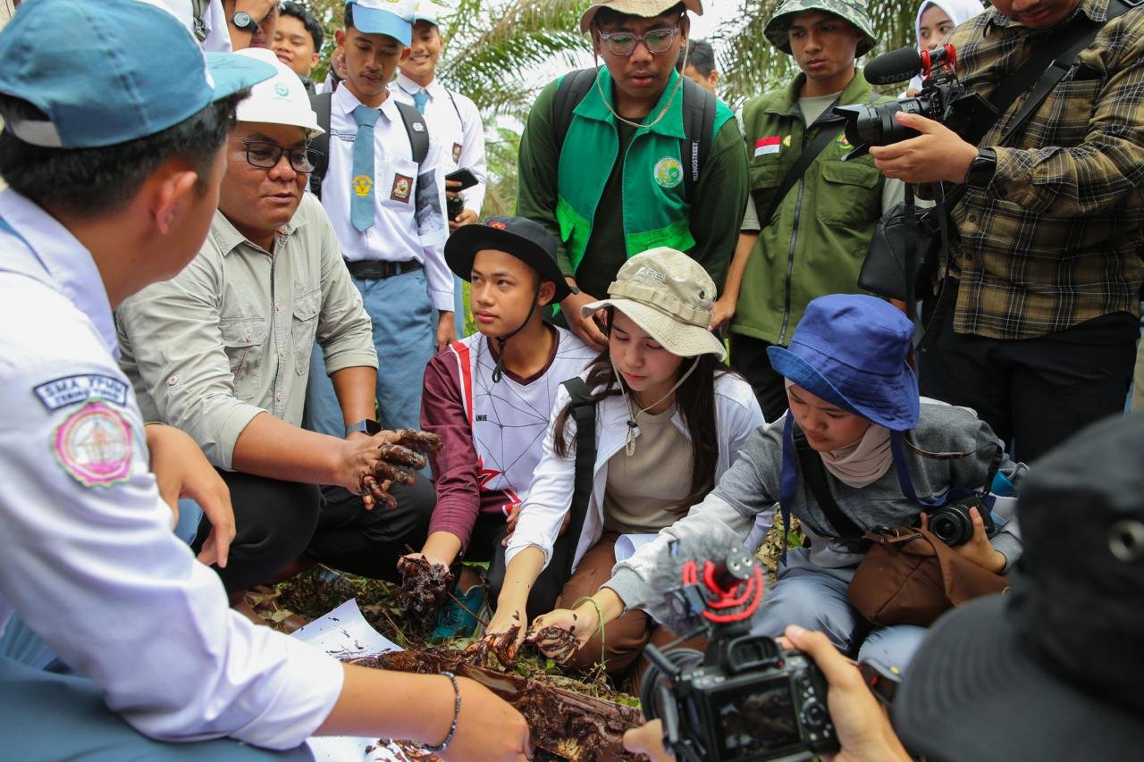 Puluhan pelajar SMA dari beberapa daerah di Indonesia mengikuti rangkaian diskusi interaktif dan field trip yang digelar KLH/BPLH bersama APP Group, melalui unit usahanya PT Wira Karya Sakti (WKS)
