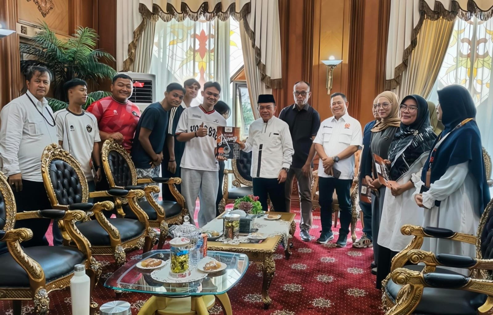Gubernur Jambi menyerahkan apresiasi kepada atlet peraih medali emas PON Aceh–Sumatera Utara 2024