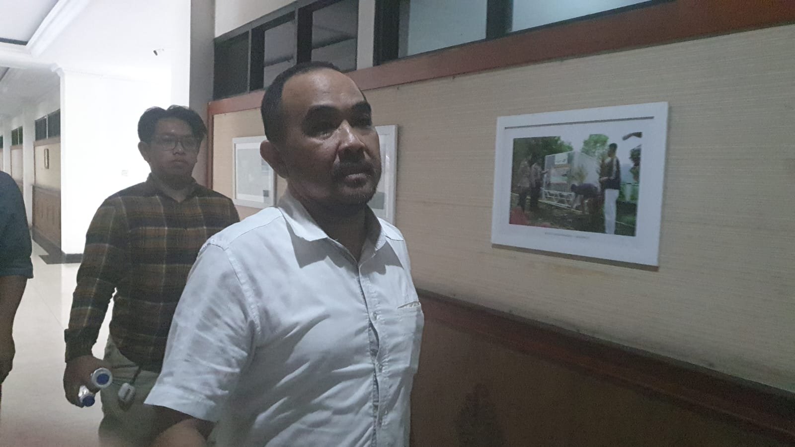 David Hadiosman saat keluar dari ruangan penyidik Diteskrimsus Polda Jambi