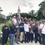 Walikota Cilegon Robinsar bersama Ketua Umum SMSI Firdaus foto bersama usai peresmian Monumen Media Siber Indonesia di Alun-alun Kota Cilegon, Banten