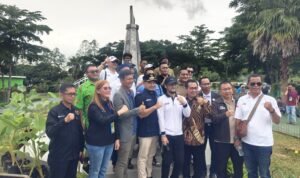 Walikota Cilegon Robinsar bersama Ketua Umum SMSI Firdaus foto bersama usai peresmian Monumen Media Siber Indonesia di Alun-alun Kota Cilegon, Banten