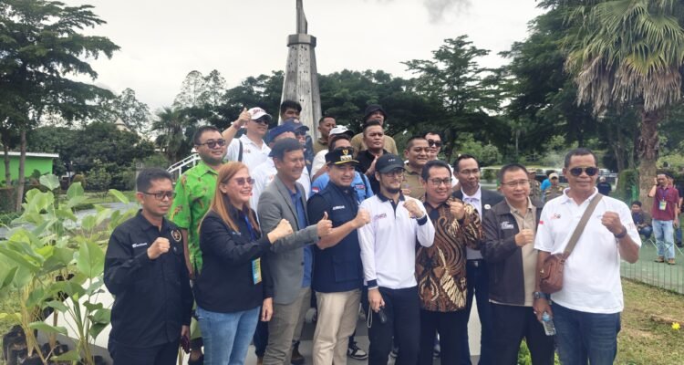Walikota Cilegon Robinsar bersama Ketua Umum SMSI Firdaus foto bersama usai peresmian Monumen Media Siber Indonesia di Alun-alun Kota Cilegon, Banten