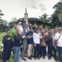 Walikota Cilegon Robinsar bersama Ketua Umum SMSI Firdaus foto bersama usai peresmian Monumen Media Siber Indonesia di Alun-alun Kota Cilegon, Banten