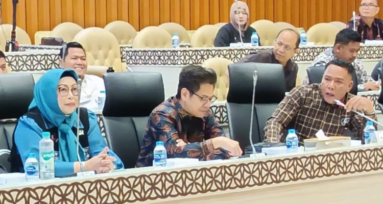 Anggota Komisi III DPRD Provinsi Jambi saat berdialog dengan Komisi V DPR RI terkait perbaikan jalan di Jambi