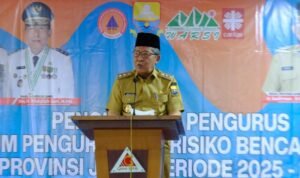 Wakil Gubernur Jambi saat mengukuhkan pengurus Forum Pengurangan Risiko Bencana (FPRB) Provinsi Jambi