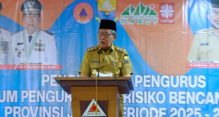 Wakil Gubernur Jambi saat mengukuhkan pengurus Forum Pengurangan Risiko Bencana (FPRB) Provinsi Jambi
