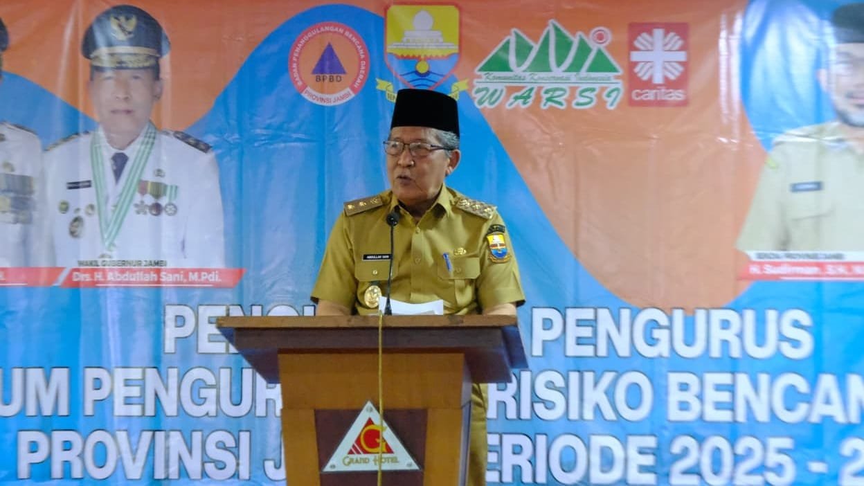Wakil Gubernur Jambi saat mengukuhkan pengurus Forum Pengurangan Risiko Bencana (FPRB) Provinsi Jambi