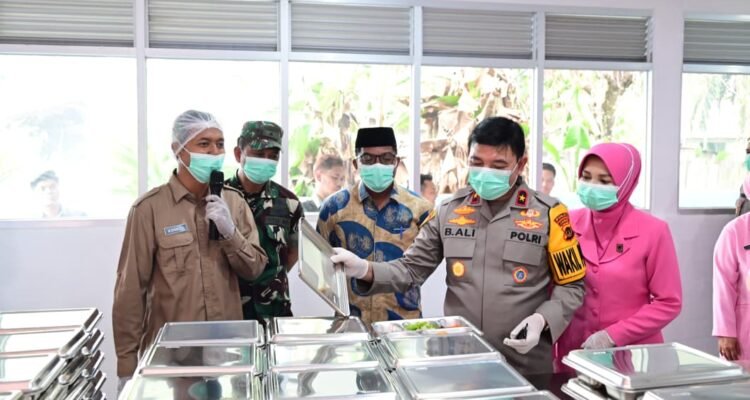 Wakapolda Jambi Brigjen Pol. B. Ali meninjau Satuan Pelayanan Pemenuhan Gizi (SPPG) Jambi Timur sebagai dukungan Program Makan Bergizi Gratis (MBG)