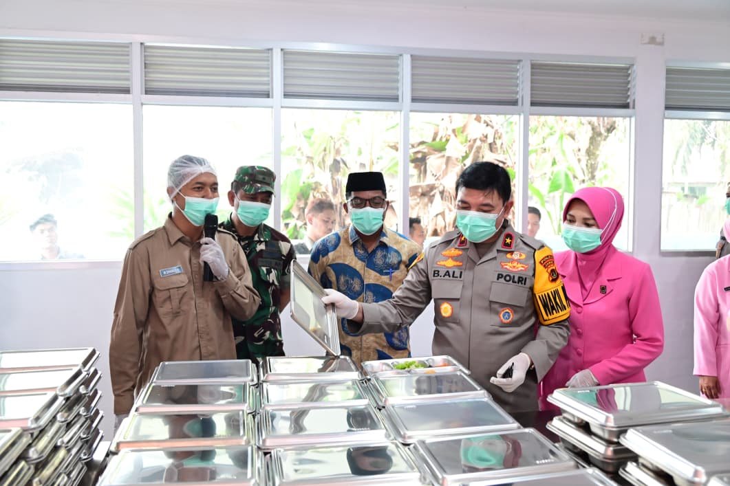 Wakapolda Jambi Brigjen Pol. B. Ali meninjau Satuan Pelayanan Pemenuhan Gizi (SPPG) Jambi Timur sebagai dukungan Program Makan Bergizi Gratis (MBG)