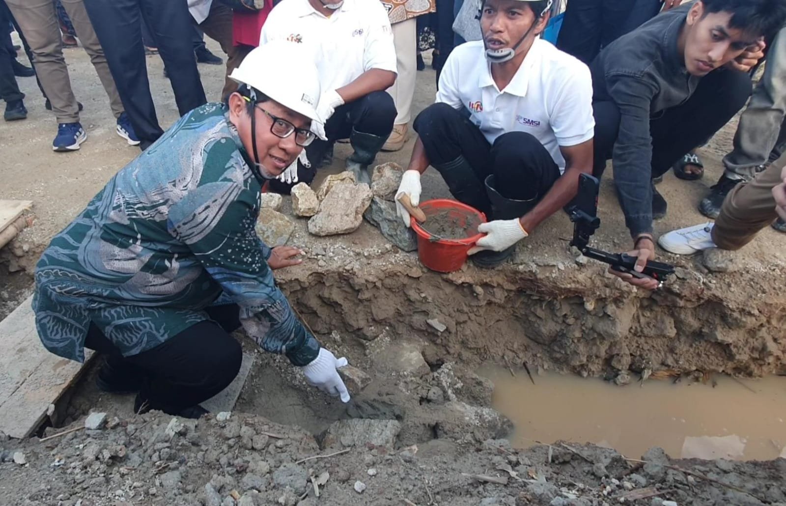 Ketua Umum SMSI Firdaus melakukan peletakan batu pertama pembangunan Museum Media Siber Indonesia di Kota Serang