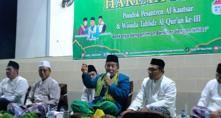 Wakil Gubernur Jambi Abdullah Sani memberikan tausiah saat Harlah ke-4 dan Wisuda Tahfidz Pondok Pesantren Al-Kautsar Jambi, di Desa Pematang Gajah, Kecamatan Jambi Luar Kota, Kabupaten Muaro Jambi
