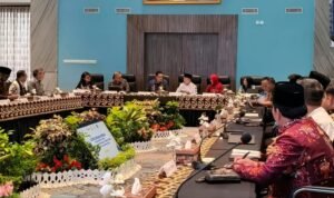 Gubernur Jambi Al Haris bersama Komisaris dan Direksi Bank Jambi, Sekda Provinsi Jambi, serta para bupati dan wali kota saat menerima kunjungan kerja Komisi II DPR RI