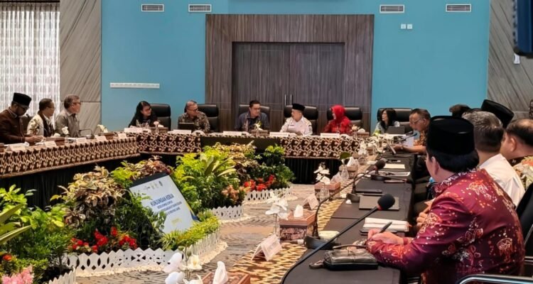 Gubernur Jambi Al Haris bersama Komisaris dan Direksi Bank Jambi, Sekda Provinsi Jambi, serta para bupati dan wali kota saat menerima kunjungan kerja Komisi II DPR RI